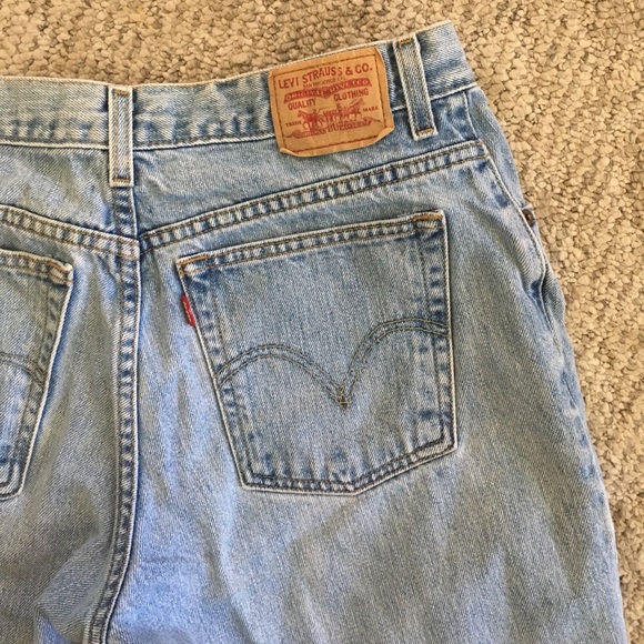 Light wash LEVI’s mom jeans - Picture 3 of 5
